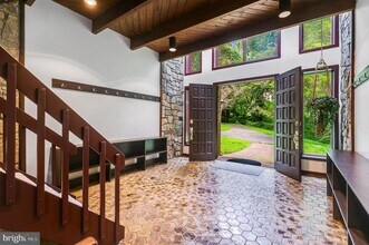 8823 Brook Rd in McLean, VA - Building Photo - Building Photo