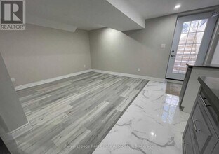 6978 Tassel Crescent in Mississauga, ON - Building Photo - Building Photo