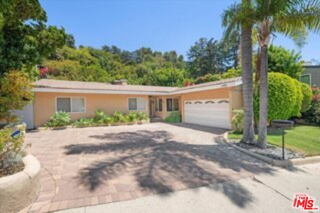 1220 N Norman Pl in Los Angeles, CA - Building Photo