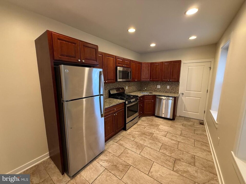 1249 W College Ave in Philadelphia, PA - Building Photo