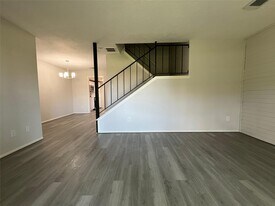 7012 Jetty Ln in Houston, TX - Building Photo