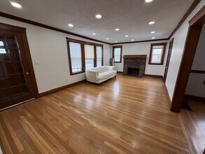 56 Edgecliff Rd, Unit 1 in Watertown, MA - Building Photo - Building Photo