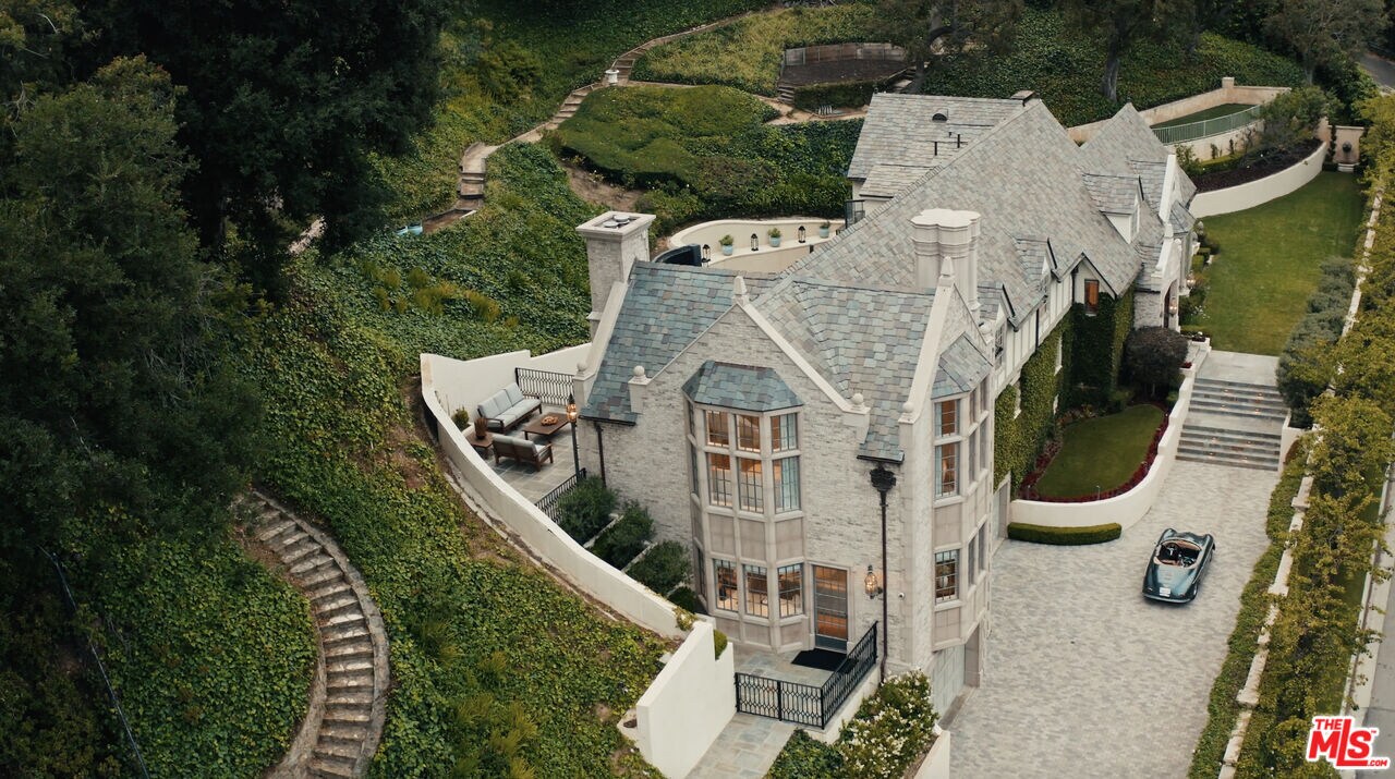 10950 Bellagio Rd in Los Angeles, CA - Foto de edificio