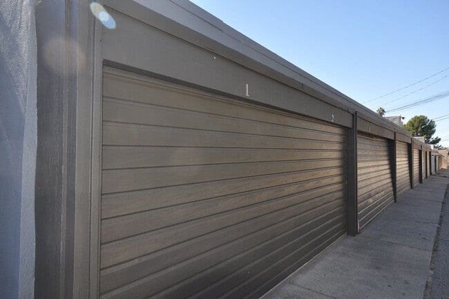 12807 Burbank Blvd in Los Angeles, CA - Building Photo - Building Photo