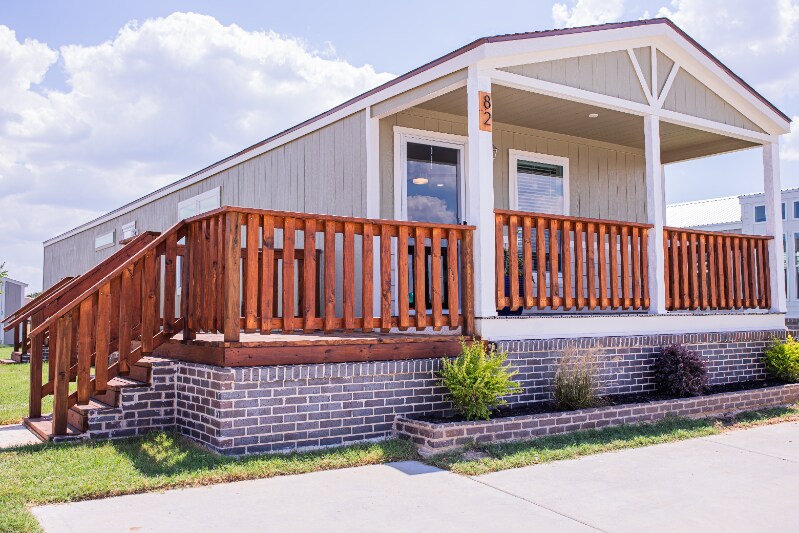 6105 E McKinney St in Denton, TX - Building Photo