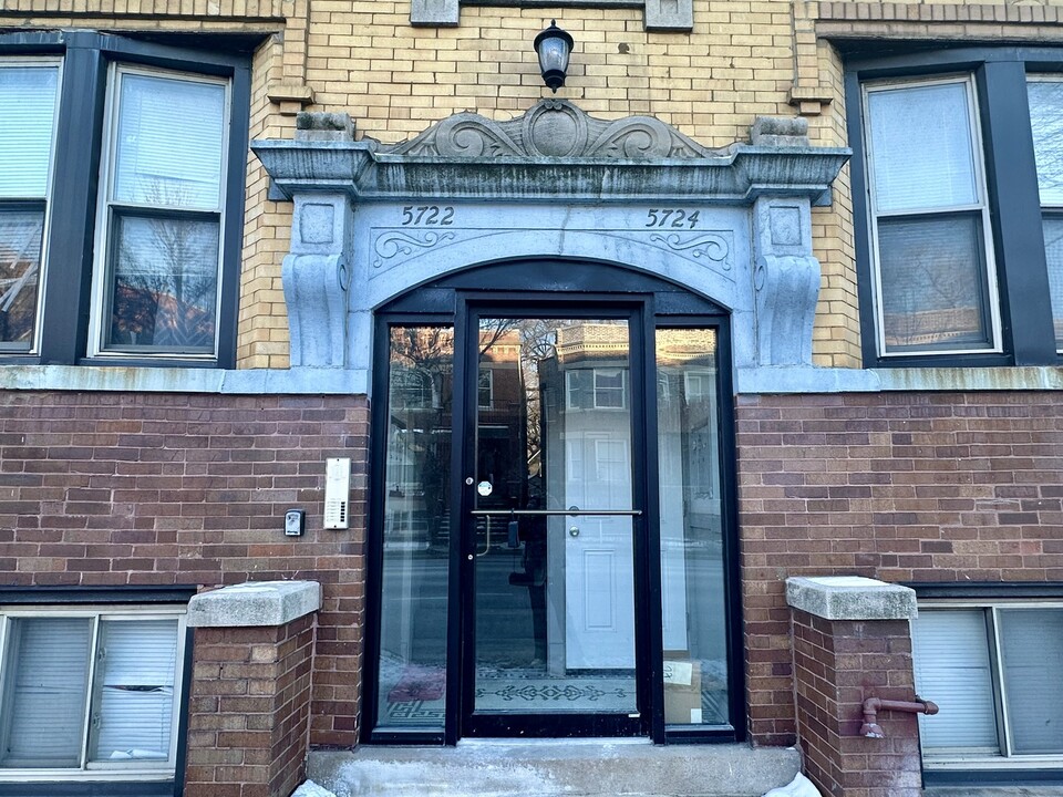 5722 N Ridge Ave in Chicago, IL - Building Photo