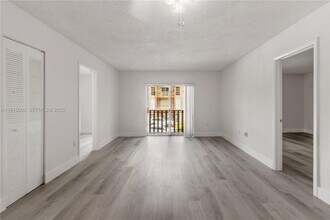 4855 NW 7th St in Miami, FL - Foto de edificio - Building Photo