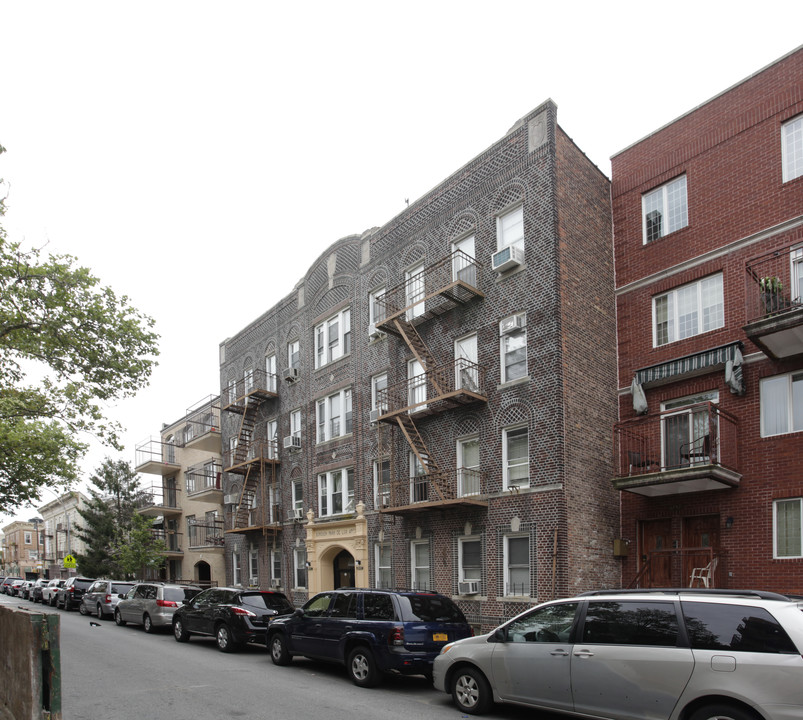 Borough Park De Lux Apt in Brooklyn, NY - Building Photo