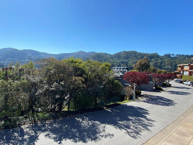 70 Stanford Way in Sausalito, CA - Foto de edificio - Building Photo