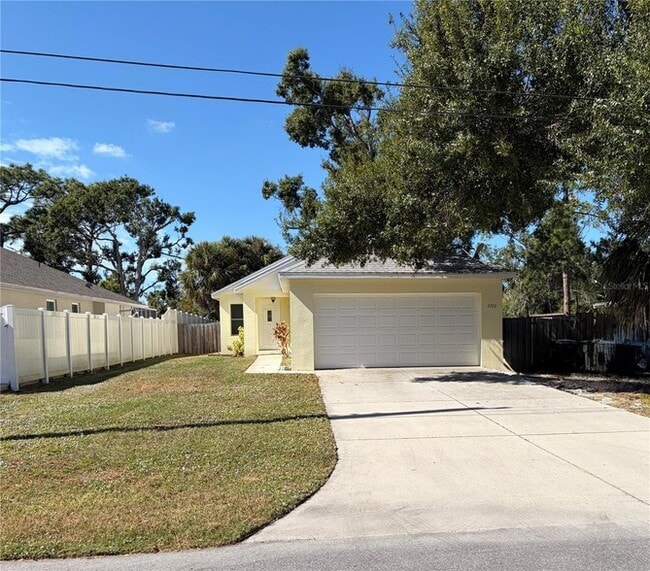 4766 Theodore Ave in Sarasota, FL - Foto de edificio - Building Photo