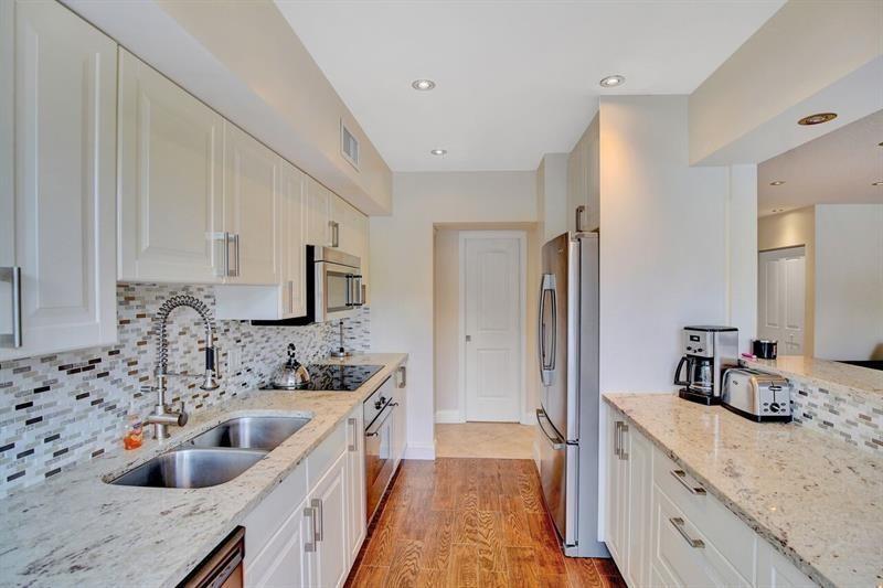 250 180th Dr in Sunny Isles Beach, FL - Building Photo