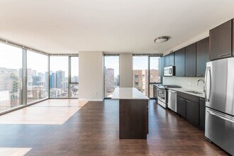 830 N Michigan Ave in Chicago, IL - Building Photo - Building Photo