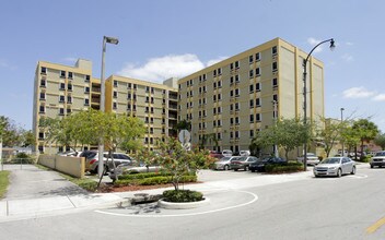 Vernon Ashley Plaza in Hialeah, FL - Foto de edificio - Building Photo