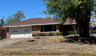 7943 Pecan Villas Dr in Houston, TX - Building Photo