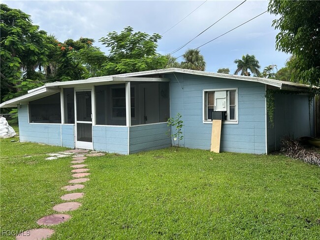 4465 Birmingham St in Ft. Myers, FL - Building Photo - Building Photo