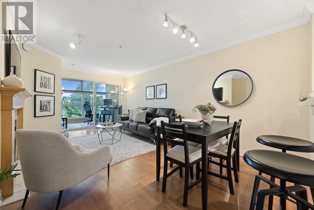 2929-2929 W 4th Ave in Vancouver, BC - Building Photo