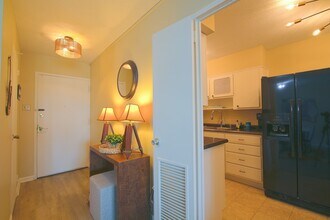 3080 Walnut Grove Rd, Unit Commodore Unit 305 in Memphis, TN - Foto de edificio - Building Photo