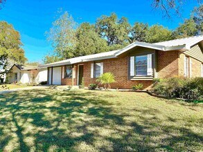 901 Avenue E, Unit 02-2329 in Marble Falls, TX - Foto de edificio - Building Photo