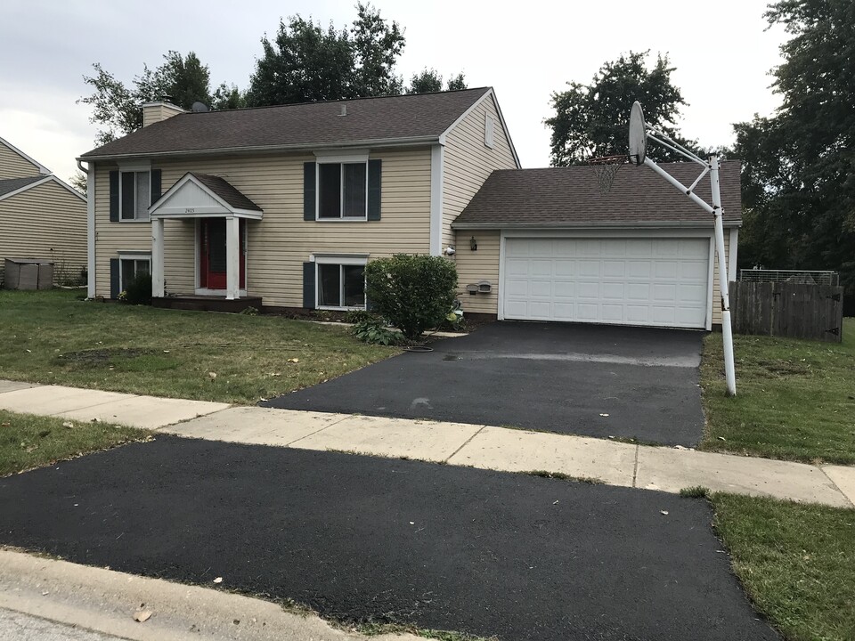 2405 Blue Spruce Ln in Aurora, IL - Building Photo