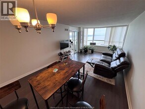 75 Riverside Dr E in Windsor, ON - Foto de edificio - Building Photo