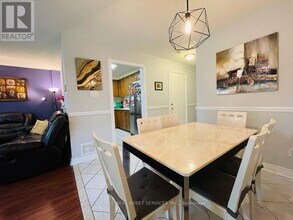 2880 Headon Forest Dr in Burlington, ON - Building Photo - Building Photo