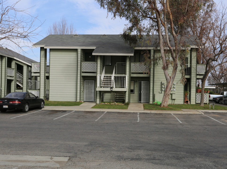 Country Club Villas in Bakersfield, CA - Building Photo