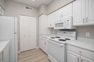 Lake Point in Elk Grove, CA - Building Photo - Building Photo