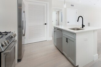 425 Border St, Unit 401 in Boston, MA - Building Photo - Building Photo