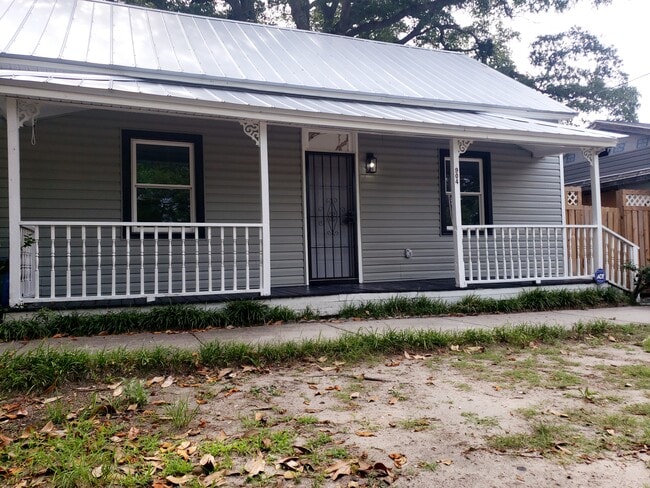 property at 904 S 4th St