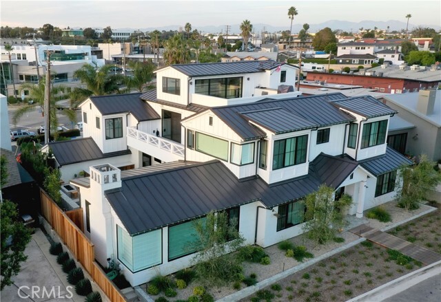 333 Holmwood Dr in Newport Beach, CA - Foto de edificio