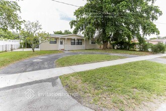 241 N 69th Ave in Hollywood, FL - Foto de edificio - Building Photo