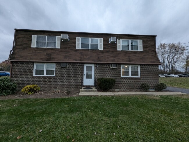 237 Summit St N, Unit #2 in East Canton, OH - Building Photo - Building Photo