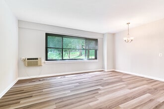 Pooks Hill Tower & Court in Bethesda, MD - Foto de edificio - Interior Photo