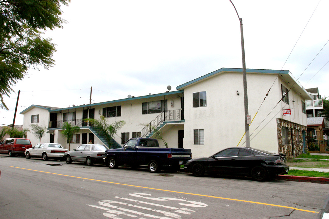 1090 Walnut Ave in Long Beach, CA - Building Photo