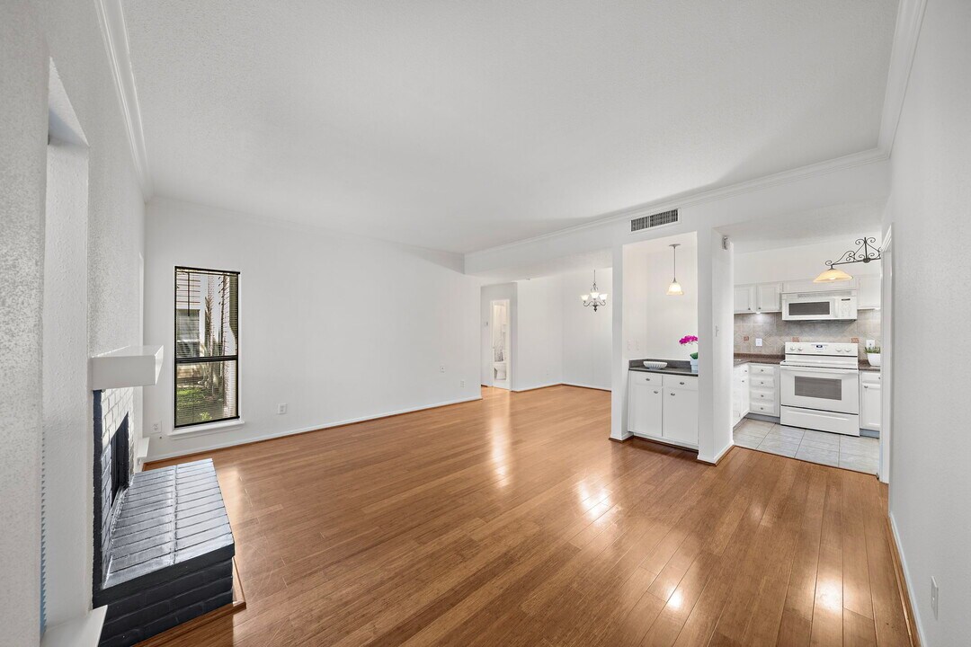 714 Bering Dr, Unit #714E in Houston, TX - Building Photo