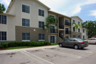 Bay Winds Apartments in North Miami, FL - Foto de edificio - Building Photo
