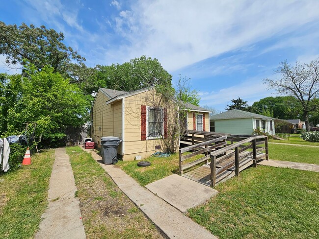 2541 Fordham Rd in Dallas, TX - Building Photo - Building Photo