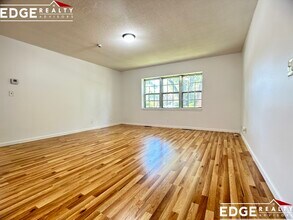 100 Lake Shore Rd, Unit 4 in Boston, MA - Building Photo - Building Photo