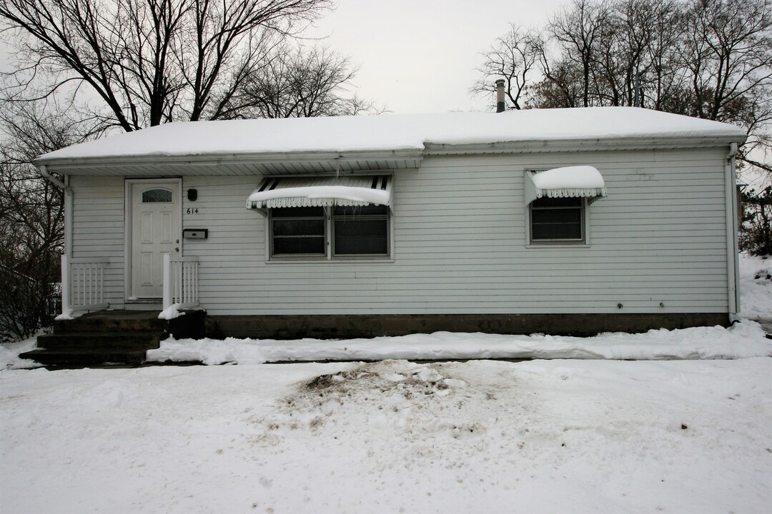 614 21st St in Bettendorf, IA - Building Photo