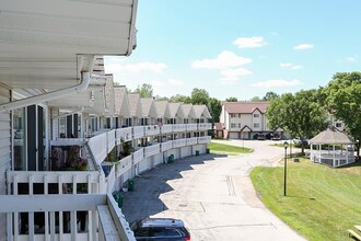 Summit Lake Apartments and Townhomes in Hartland, WI - Foto de edificio - Building Photo