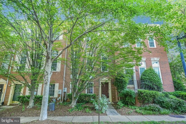 2426 N Hampton Dr in Alexandria, VA - Building Photo - Building Photo