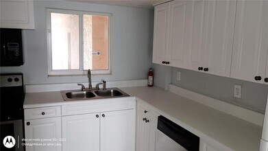 4111 Lake Bayshore Dr in Bradenton, FL - Building Photo - Building Photo