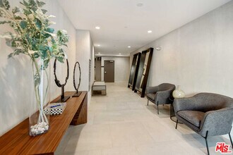 825 Croft Ave in West Hollywood, CA - Building Photo - Building Photo