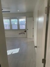 1067 W 83rd St in Los Angeles, CA - Foto de edificio - Building Photo