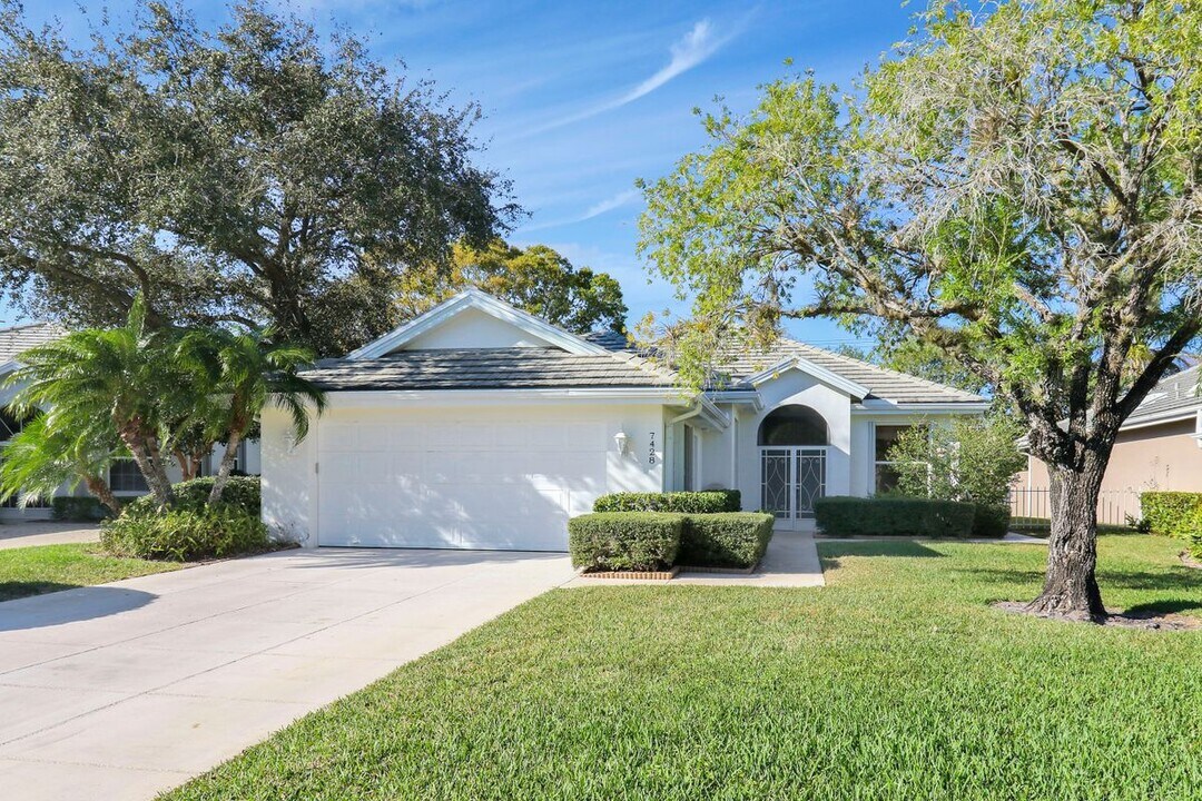 7428 SE Waxberry Cir in Hobe Sound, FL - Building Photo