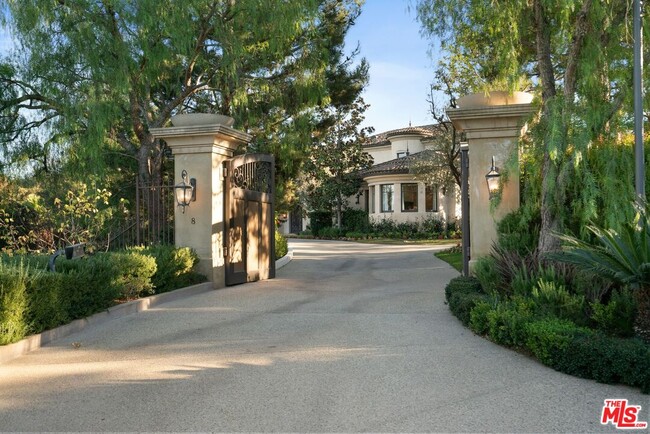 8 Beverly Ridge Terrace in Beverly Hills, CA - Building Photo - Building Photo