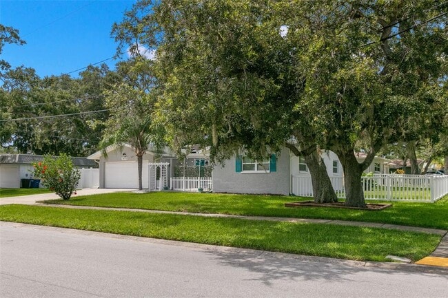 1470 Ridgelane Rd in Clearwater, FL - Foto de edificio - Building Photo