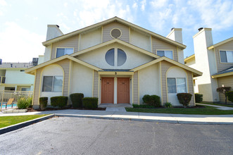 Panorama Pines Apartments in Bakersfield, CA - Building Photo - Building Photo