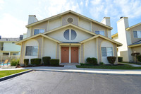 Panorama Pines Apartments in Bakersfield, CA - Foto de edificio - Building Photo