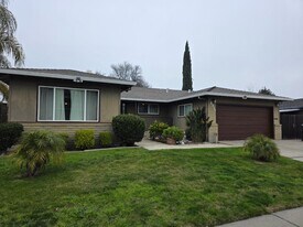 2217 Colonial Ct in Stockton, CA - Building Photo